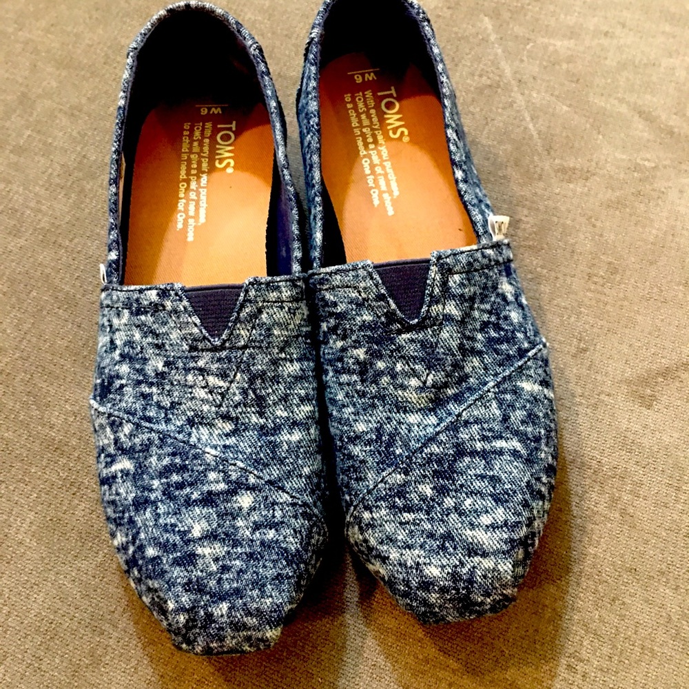 Women’s Tom’s size 6